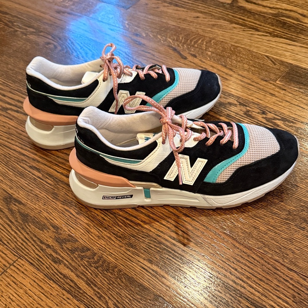 Super stylish New Balance Women's Sneakers! Great condition!